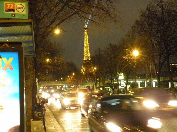  la tour Eiffel et son faisceau lumineux